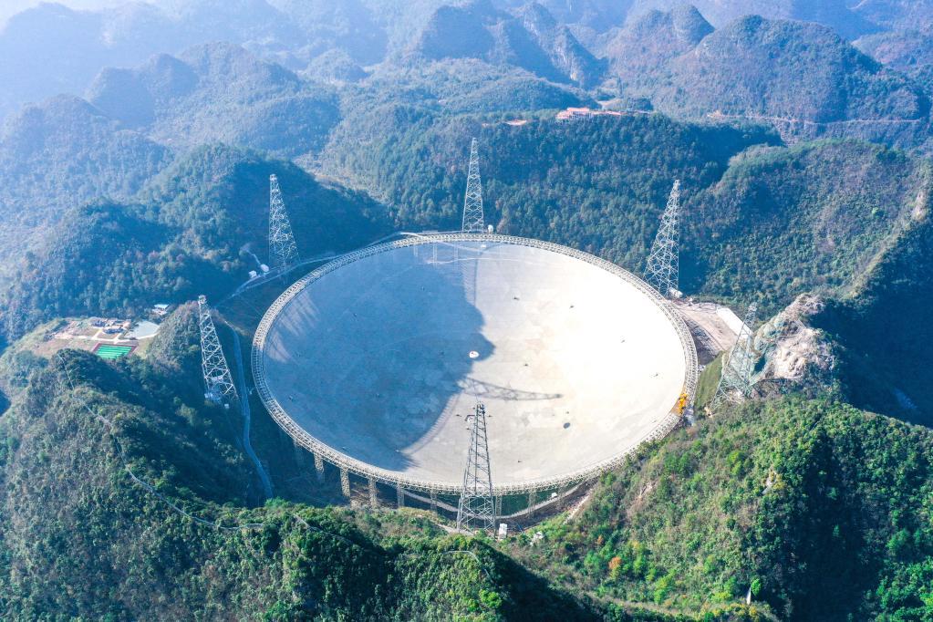 “中国天眼”全景(无人机照片)。新华社记者 欧东衢 摄