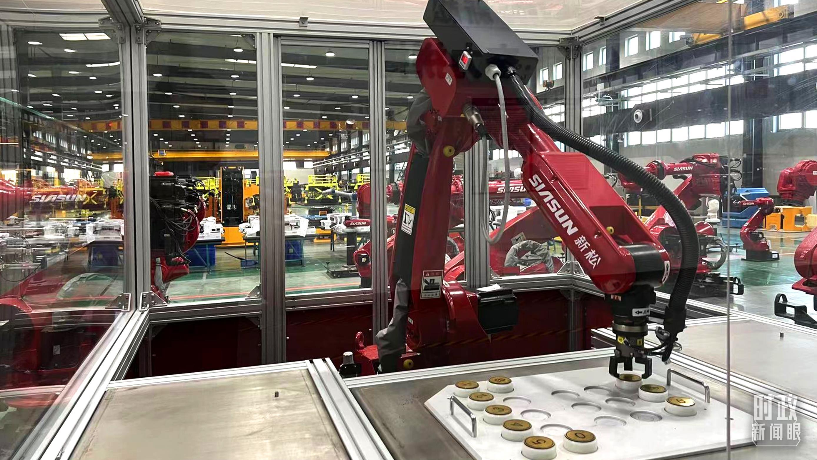 △新松公司，正在进行演示工作的工业机器人。（总台央视记者赵化拍摄）