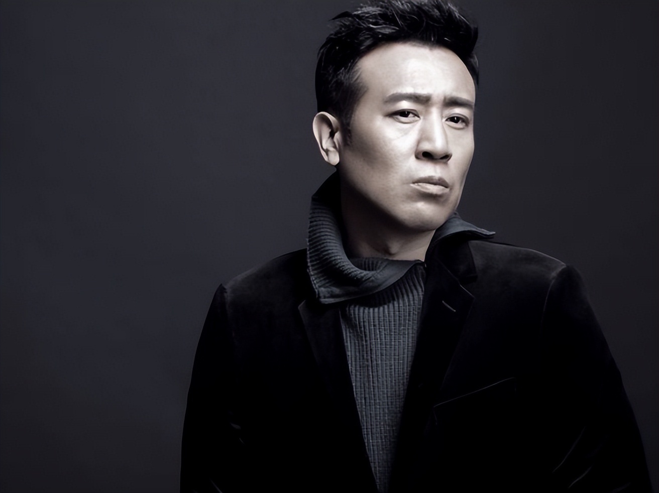 于和伟:母亲45岁生他,3岁时丧父,被年长24岁的大姐喂奶长大__凤凰网