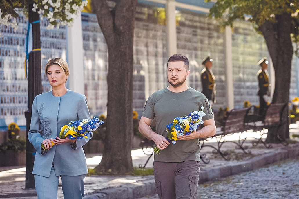 24日，泽连斯基和夫人走在为烈士纪念墙献花的路上。