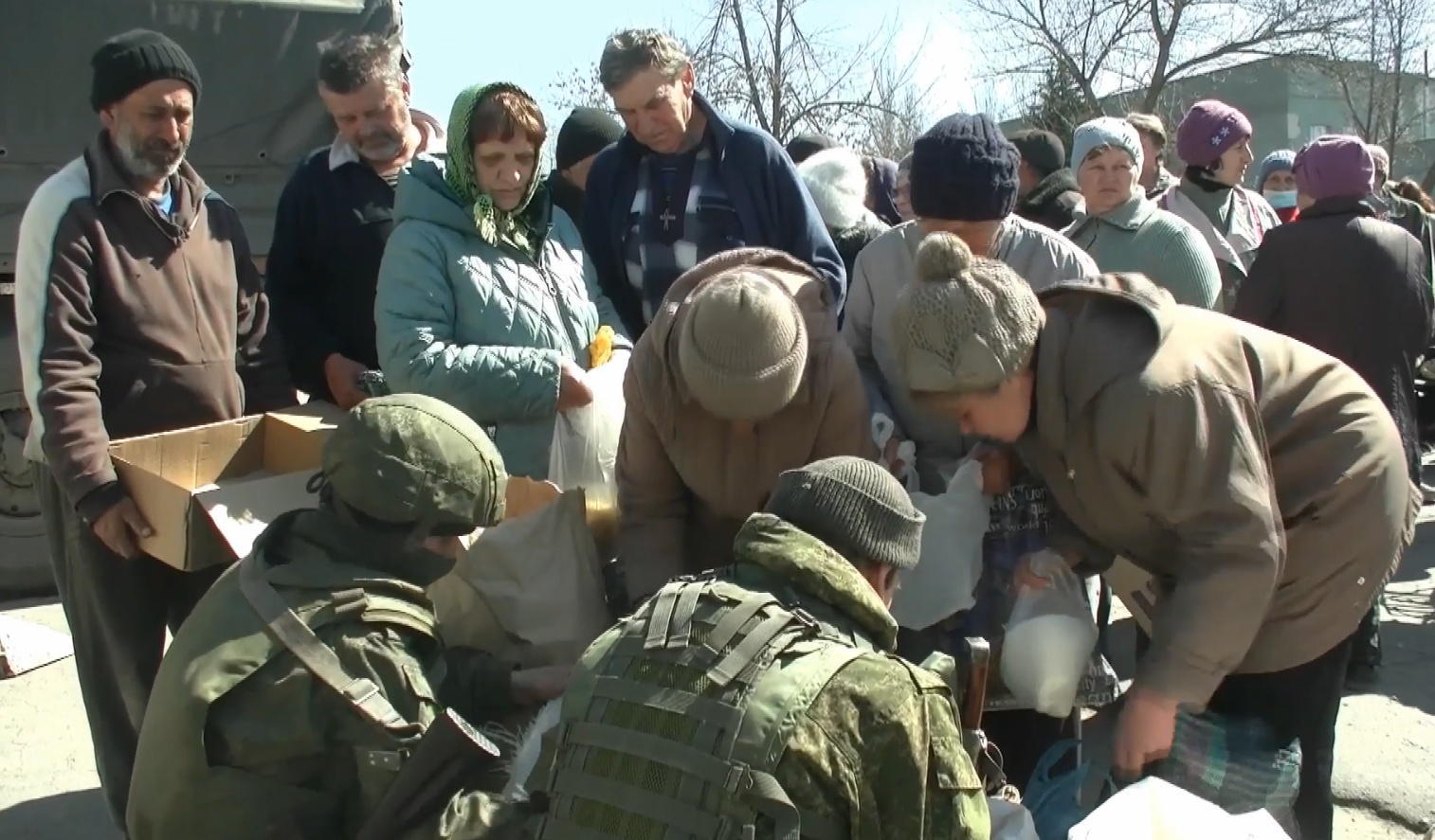 ↑俄罗斯国防部发布的图片显示，4月10日，俄罗斯士兵在赫尔松地区Stanislav村庄，向当地居民分发人道主义援助物资。
