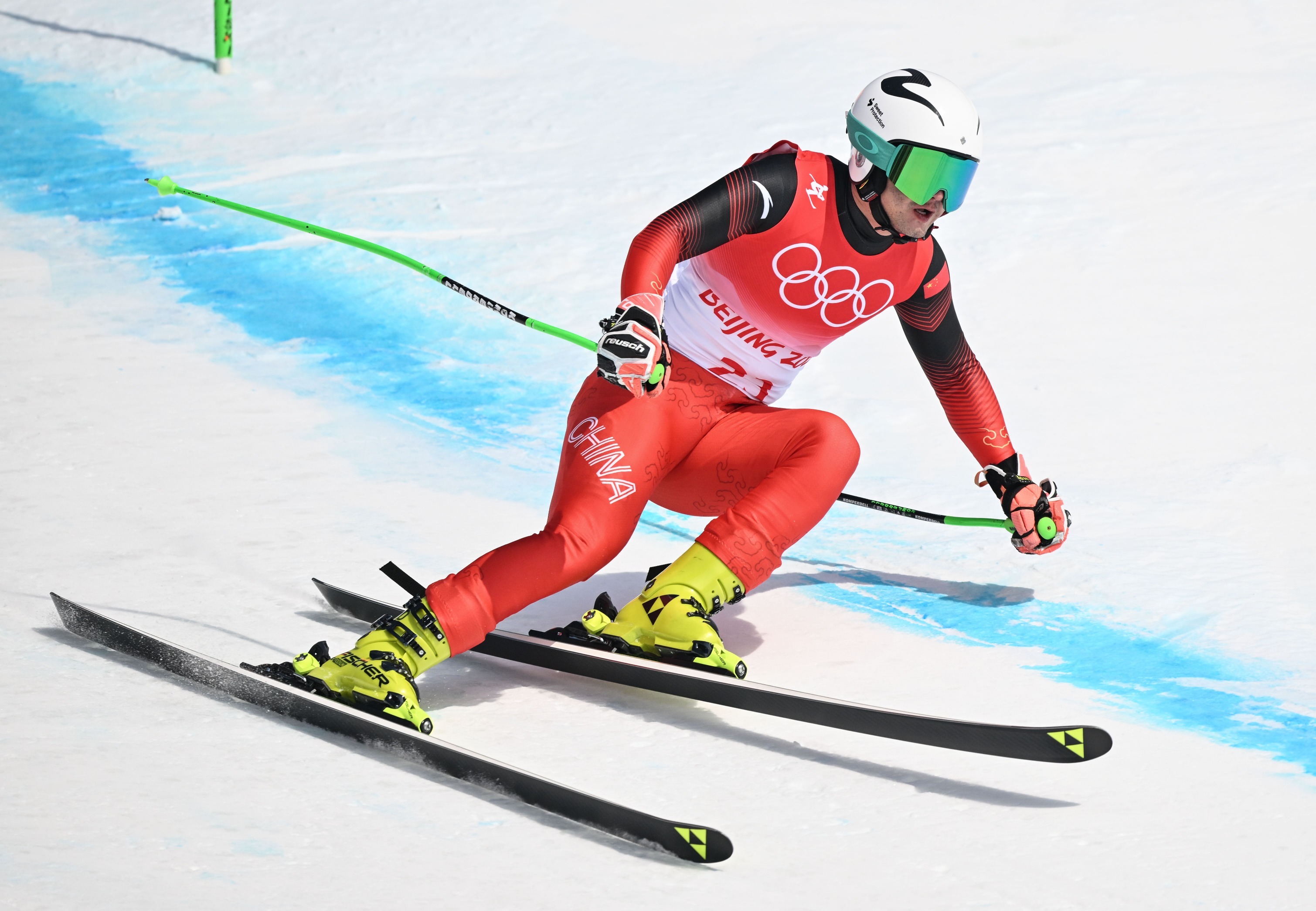 2月10日,北京2022年冬奥会高山滑雪男子全能比赛,中国选手张洋铭在