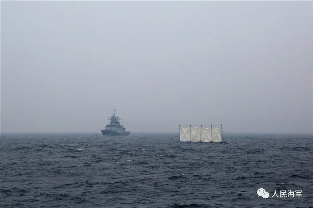“海洋之杯”水面舰艇专业比赛“舰炮对海射击”科目比赛在青岛附近海域 进行，图为比赛现场。袁涛摄