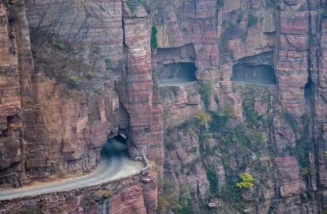 图为郭亮村的挂壁公路