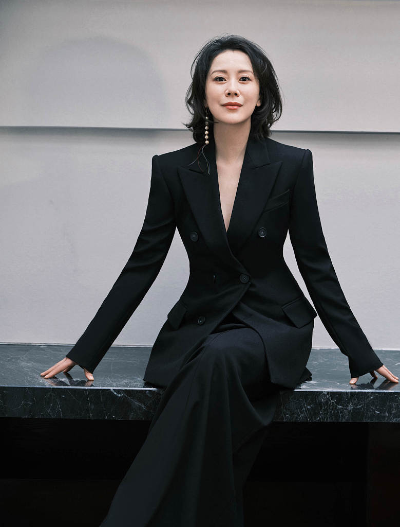 海清发布黑白质感写真黑色西装优雅干练气场全开