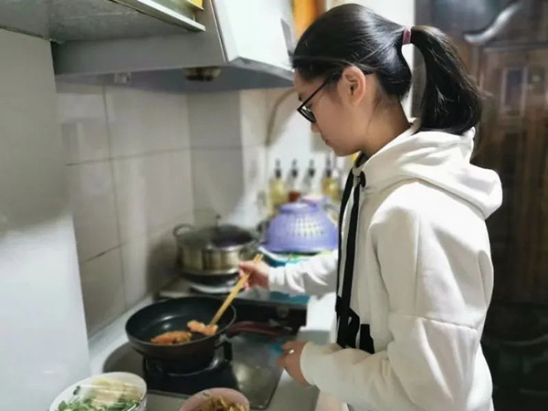 呼玛中学学生制作家常菜