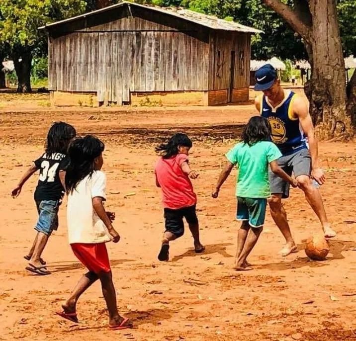 成名后，里沙利松和巴西儿童们踢球