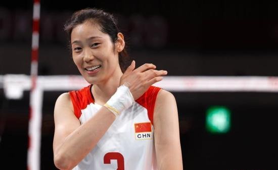 资料图：东京奥运会女子排球小组赛期间，女排队员朱婷的手腕紧紧地缠着绷带。