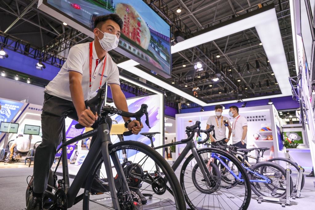 7月26日，参展商在消博会现场演示自行车产品。新华社记者 张丽芸 摄
