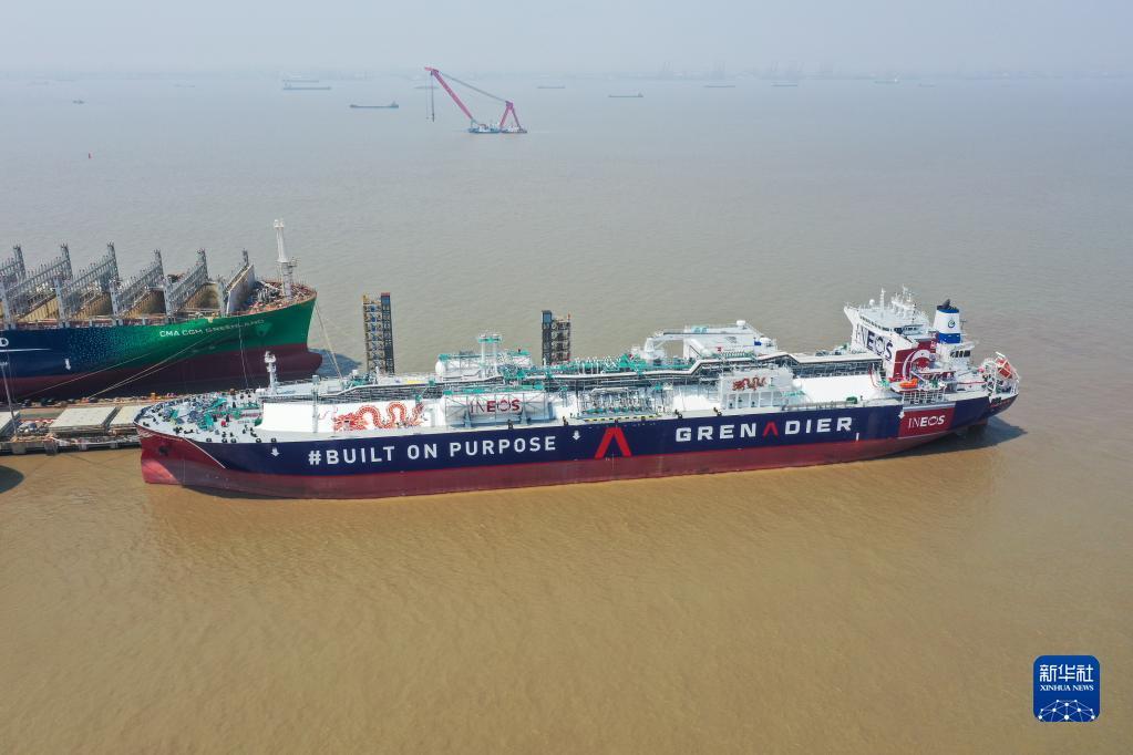 5月16日拍摄的中国船舶集团旗下江南造船建造的99000立方米B型舱超大型乙烷运输船H2625船（无人机照片）。新华社记者 丁汀 摄