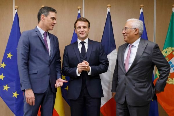20日，西班牙首相桑切斯（左）、法国总统马克龙（中）和葡萄牙总理科斯塔（右）在布鲁塞尔举行的欧盟领导人峰会期间进行会谈。（法新社）