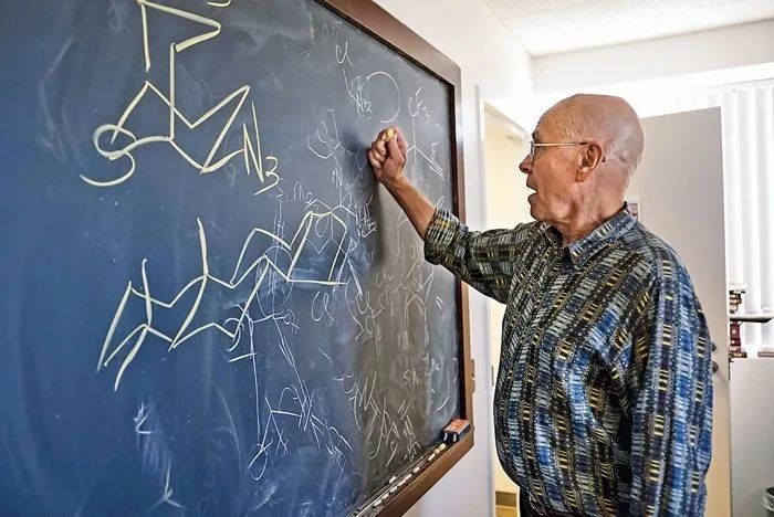 Barry 在自己的办公室(Scripps Research)酷爱板书讨论化学问题