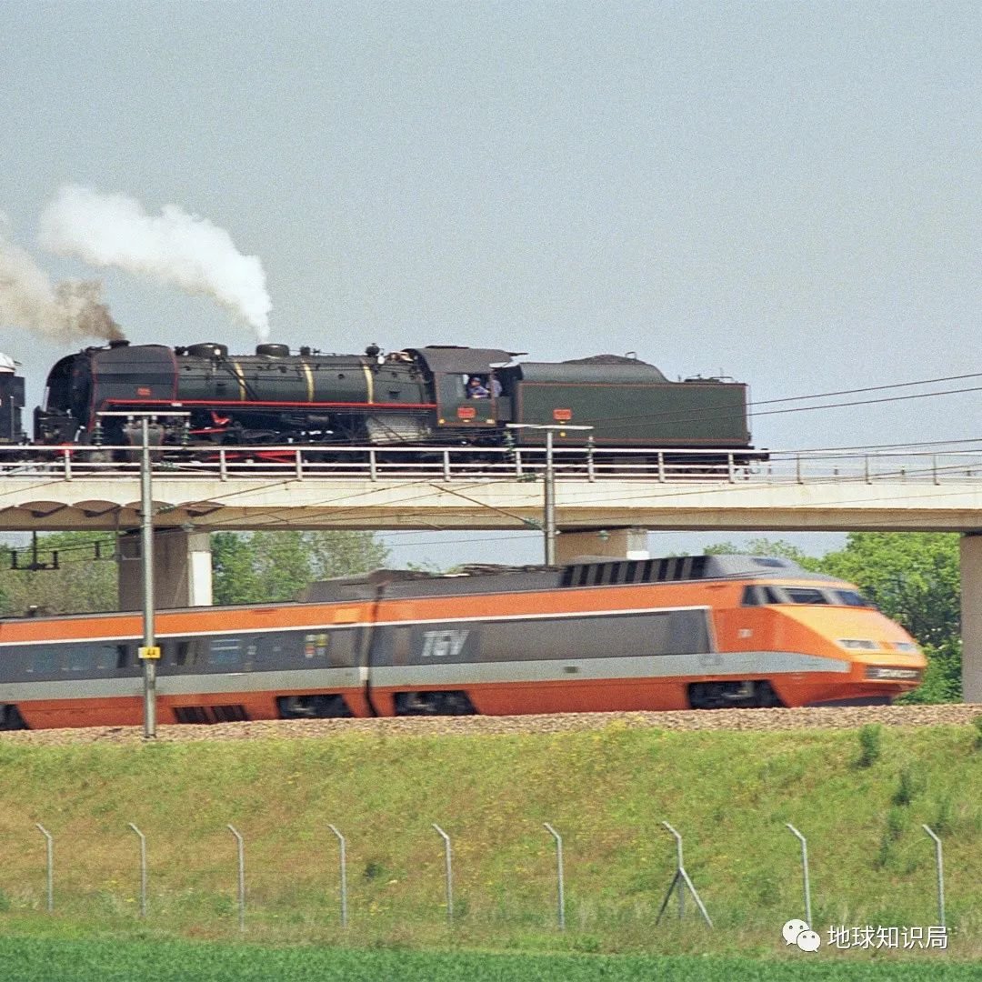 1981年2月26日一辆TGV-PSE列车于本线打破了当时380km/h的世界最快轮轨速度纪录（下方是TGV-PSE 图：wiki）