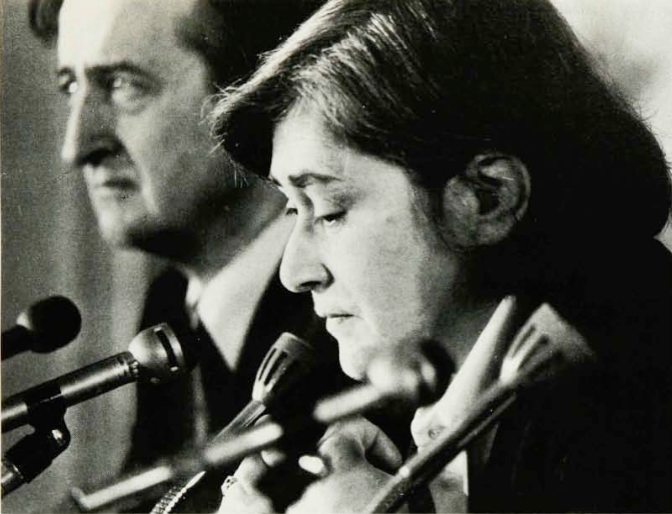 图5 1975年12月11日，萨哈罗夫的妻子邦纳（Elena Bonner）和挪威诺贝尔研究所所长克里夫（Tim Creve）在奥斯陆举行的新闻发布会上。邦纳代萨哈罗夫接受了诺贝尔和平奖奖章。