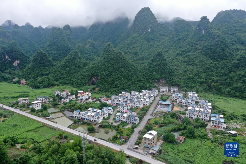 这是广西环江毛南族自治县大安乡可爱村（5月12日摄，无人机照片）。新华社记者 陆波岸 摄