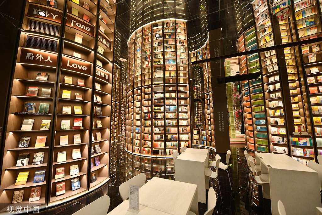 2022年3月28日,成都,都江堰钟书阁书店因其独特的空间设计吸引了一些读者前来拍照打卡。 这家书店在装修上使用了相当多的玻璃镜面,走进书店内部,会让人感觉空间特别大,四周也充满着魔幻感,如同走进了一座“奇幻森林”。