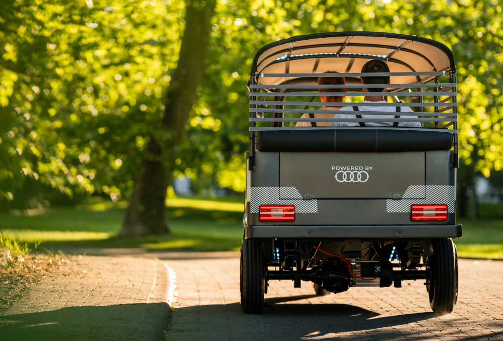 奥迪造电动三蹦子双排座带顶棚配氛围灯搭etron同款电池