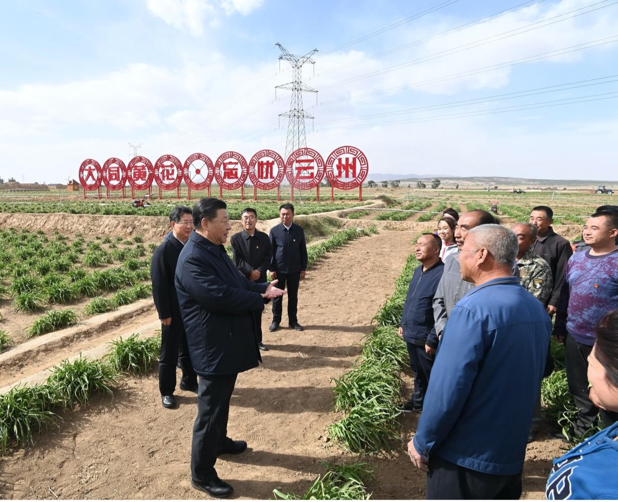 2020年5月11日至12日，中共中央总书记、国家主席、中央军委主席习近平在山西考察。这是5月11日下午，习近平在大同市云州区有机黄花标准化种植基地，同正在劳作的村民们亲切交谈。 新华社记者 李学仁摄