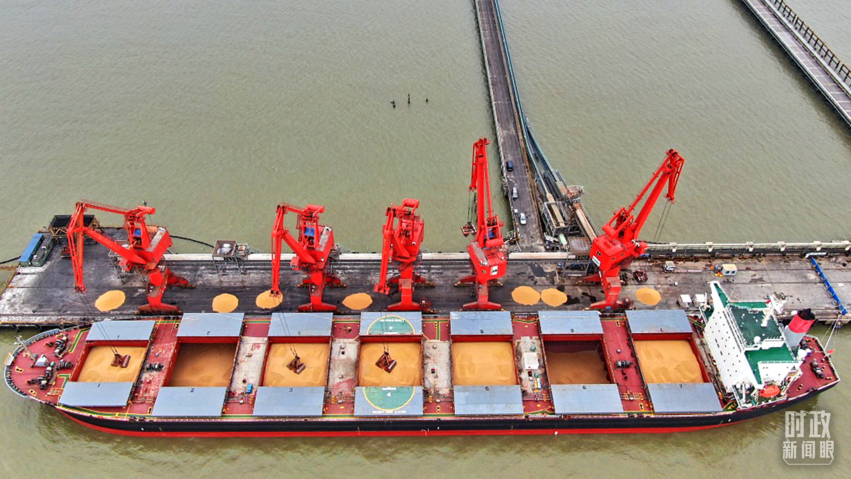 △2022年5月，巴西货轮运载54000吨大豆抵达江苏南通。（图/视觉中国）
