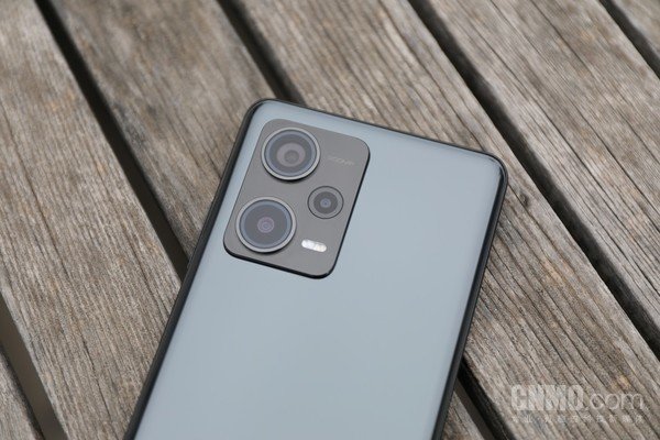 Redmi Note 12 探索版采用后置三摄设计