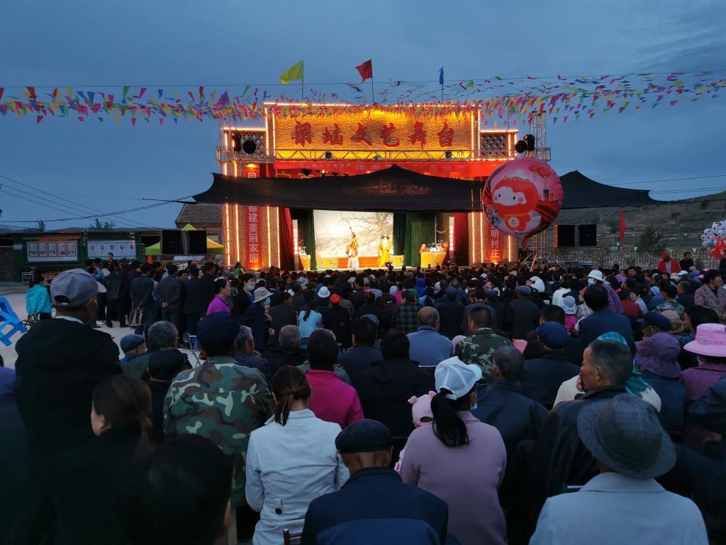 在宁夏西吉县震湖乡王坪村梁家垴,村民正在看秦腔表演.
