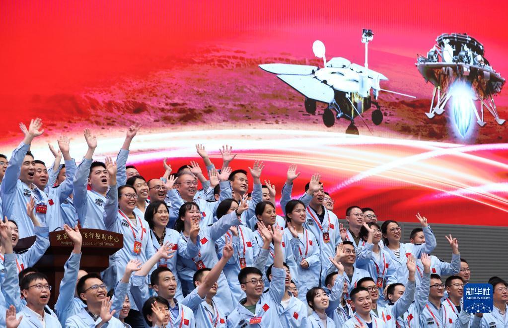 航天科研人员在北京航天飞行控制中心指挥大厅庆祝我国首次火星探测