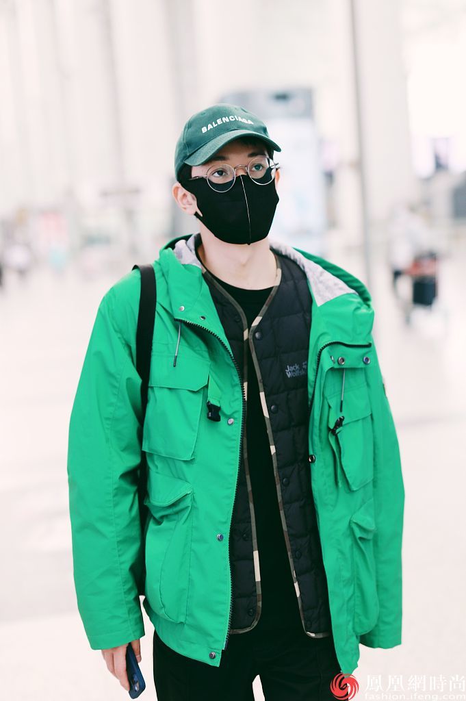 王润泽戴绿色鸭舌搭绿色夹克个性,金属框眼镜增添文艺
