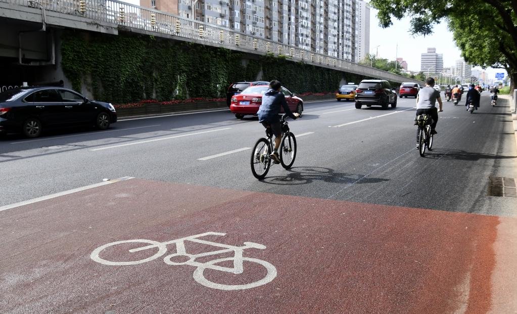 市民在北京西二环辅路拓宽的自行车道上骑行（2021年5月16日摄）。新华社记者 李欣 摄