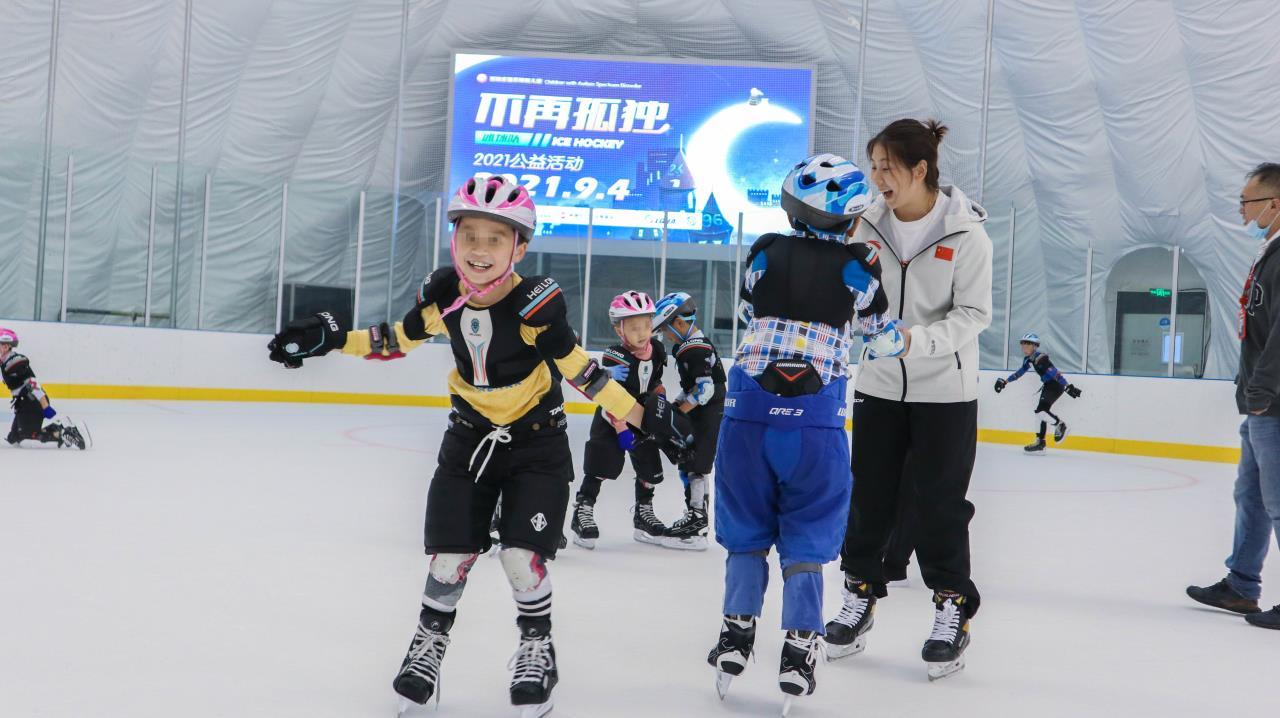 2021年，“不再孤独冰球队”的孩子们在滑冰。受访者供图