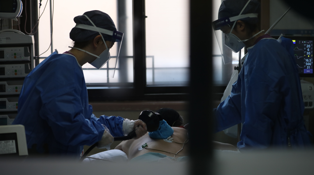 12月24日,北京中医医院综合重症监护室护士为患者护理。曹子豪摄