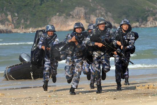 海军陆战队某旅组织特战队员由海向陆突击。