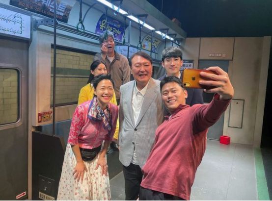 佩洛西抵达韩国当晚，尹锡悦在首尔大学路观看话剧并与演员合影。图自韩媒