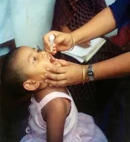 小朋友正在接受脊髓灰质炎口服疫苗｜USAID Bangladesh
