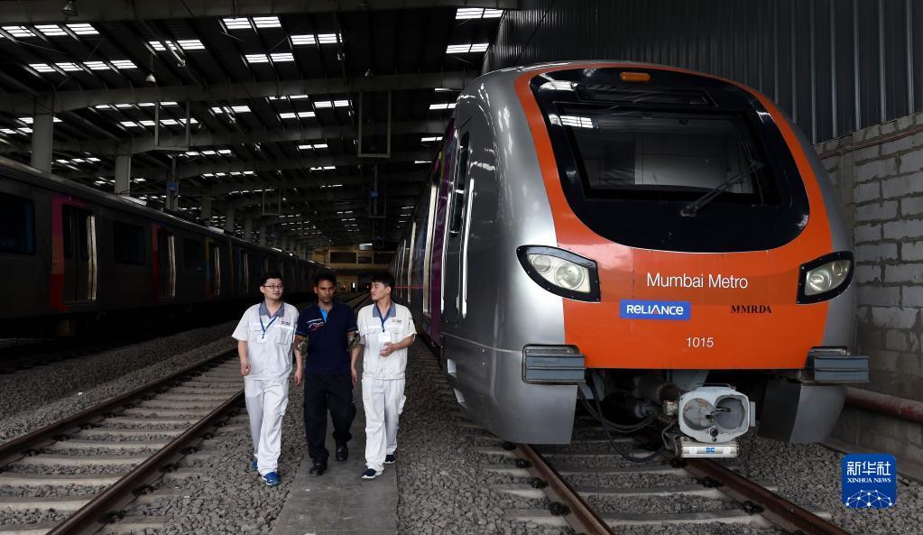2018年6月27日，在印度孟买，中印双方工作人员在孟买地铁一号线车辆段工作。该地铁线路车辆由中车南京浦镇车辆有限公司制造。新华社记者张迺杰摄