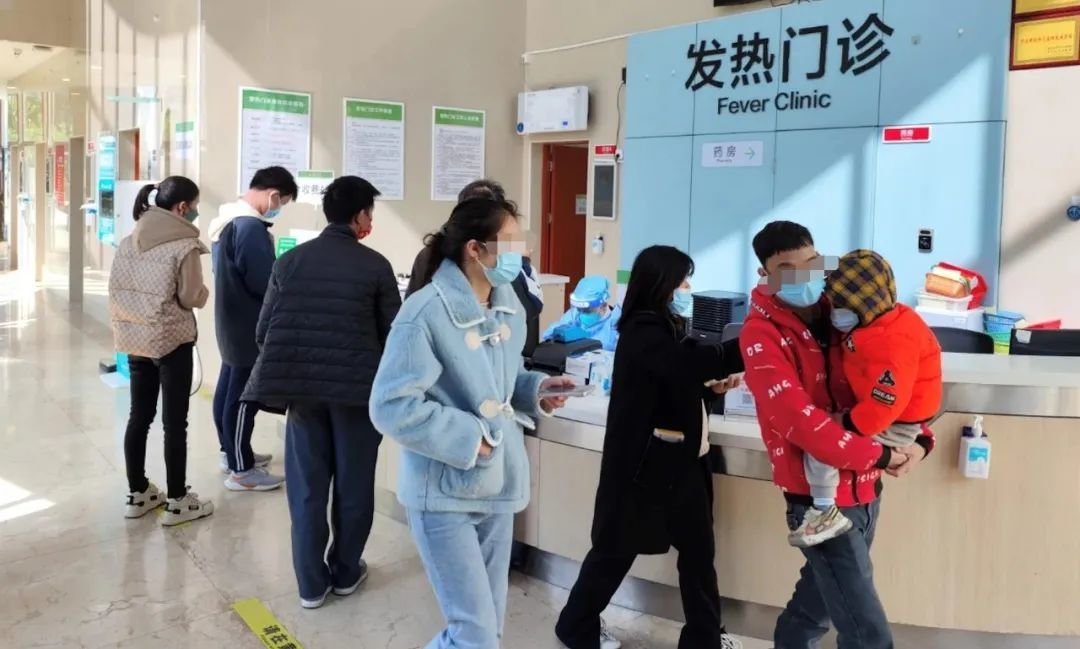广东东莞医疗机构发热门诊就诊患者近日明显增多。(图源:东莞卫健局)