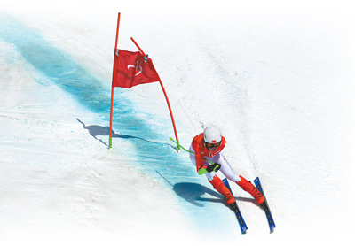 3月6日,北京冬殘奧會高山滑雪男子超級大回轉站姿組比賽在國家高山