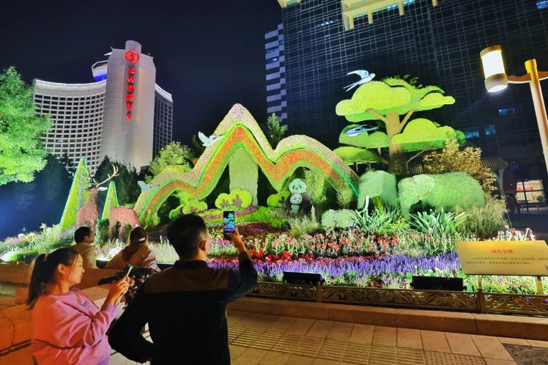 长安大厦前“绿色发展”花坛将绿水青山融入长安街夜色。本报记者 邓伟摄