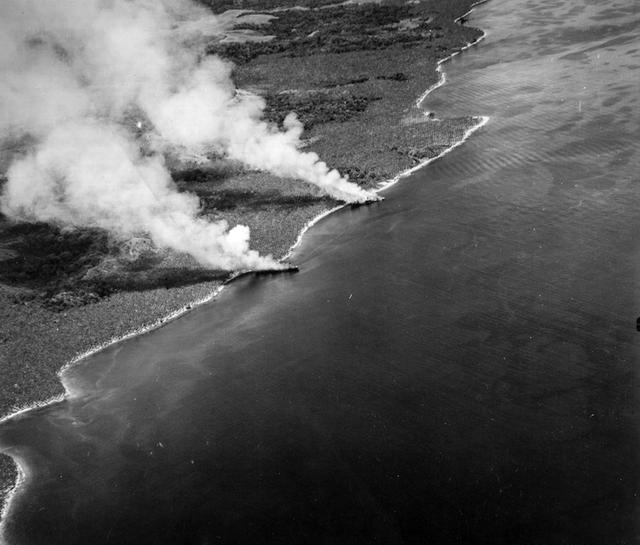 海滩上的运输船