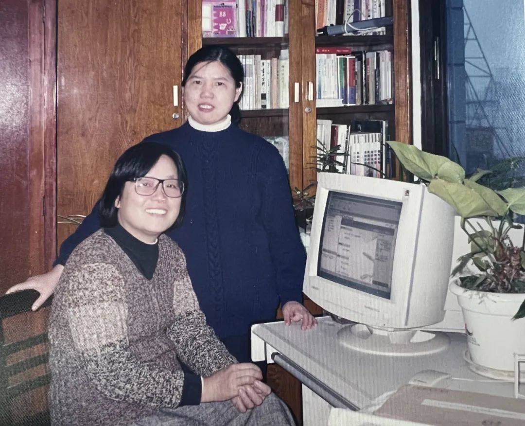 ▲蔡皋（左）在湖南少年儿童美术出版社