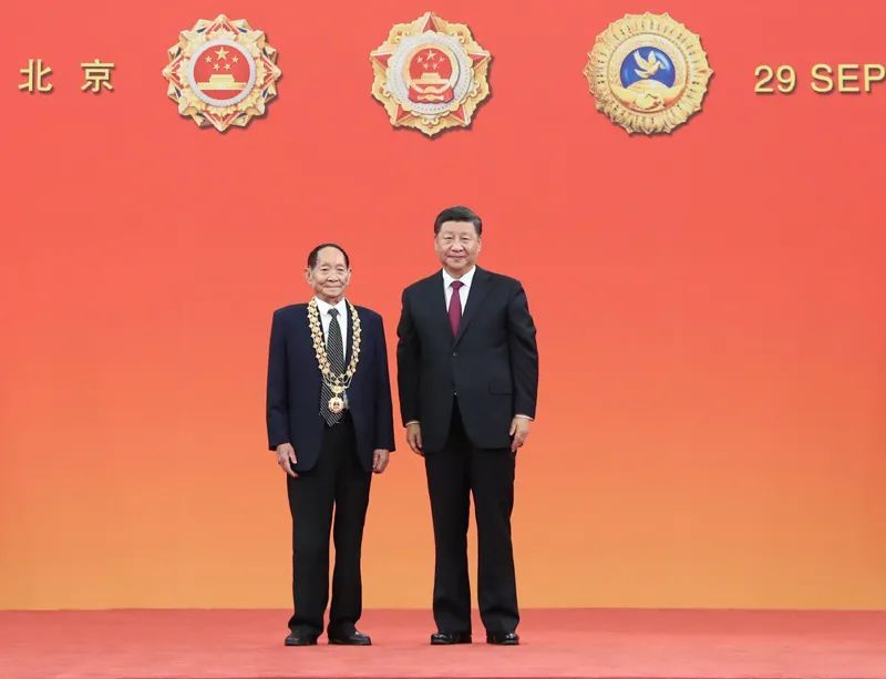 2019年9月29日，中华人民共和国国家勋章和国家荣誉称号颁授仪式在北京人民大会堂金色大厅隆重举行。图为习近平向“共和国勋章”获得者袁隆平颁授勋章。新华社记者 王晔 摄