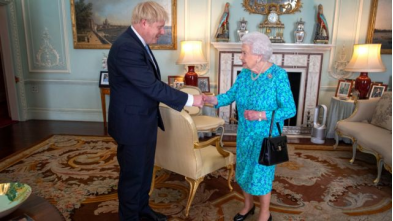 2019年，鲍里斯&middot;约翰逊到白金汉宫接受英国女王伊丽莎白二世的任命。图自BBC