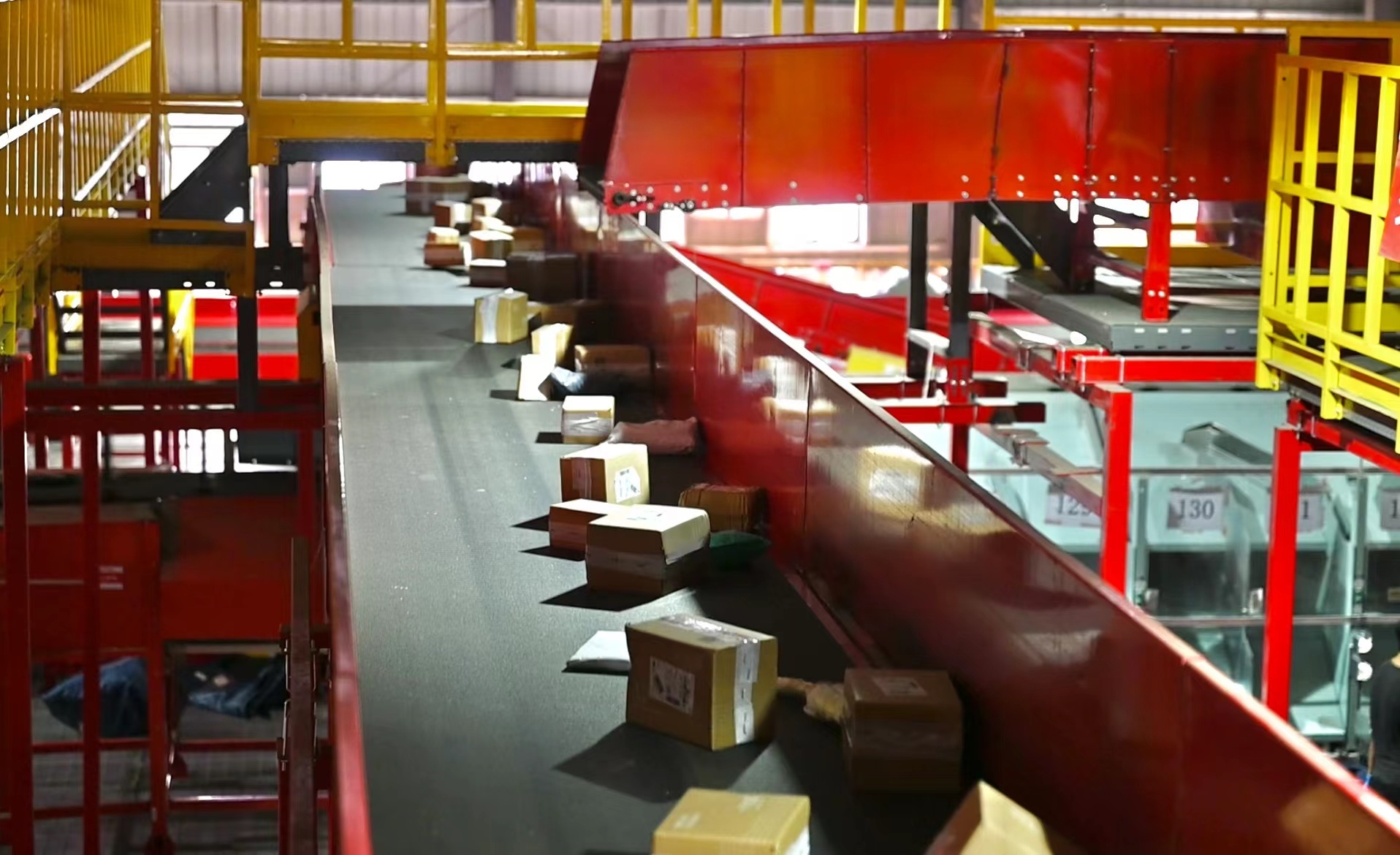 极兔包裹传送带 张呈君 摄