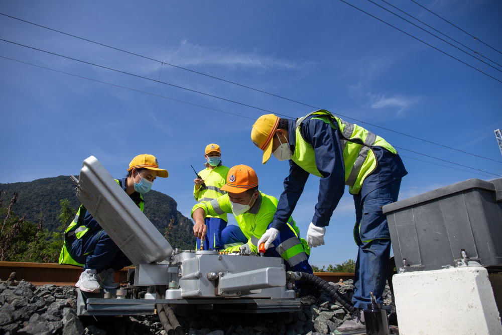 12月1日,在老挝琅勃拉邦,中老铁路双方员工共同维护线路。
