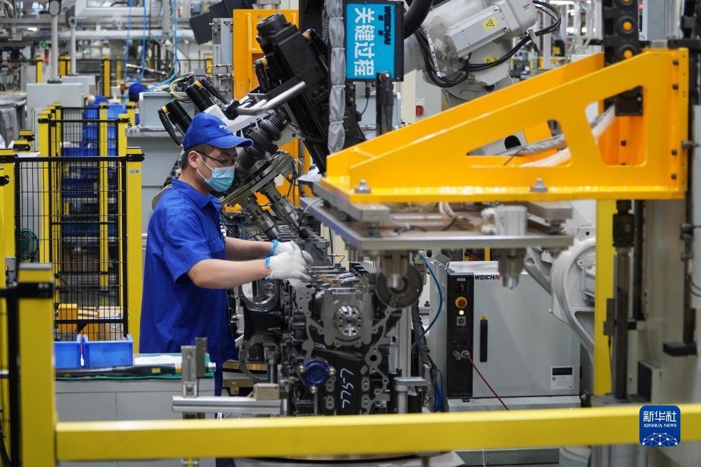 在山东省潍坊市,潍柴集团的工作人员在发动机生产线上工作(9月19日摄)