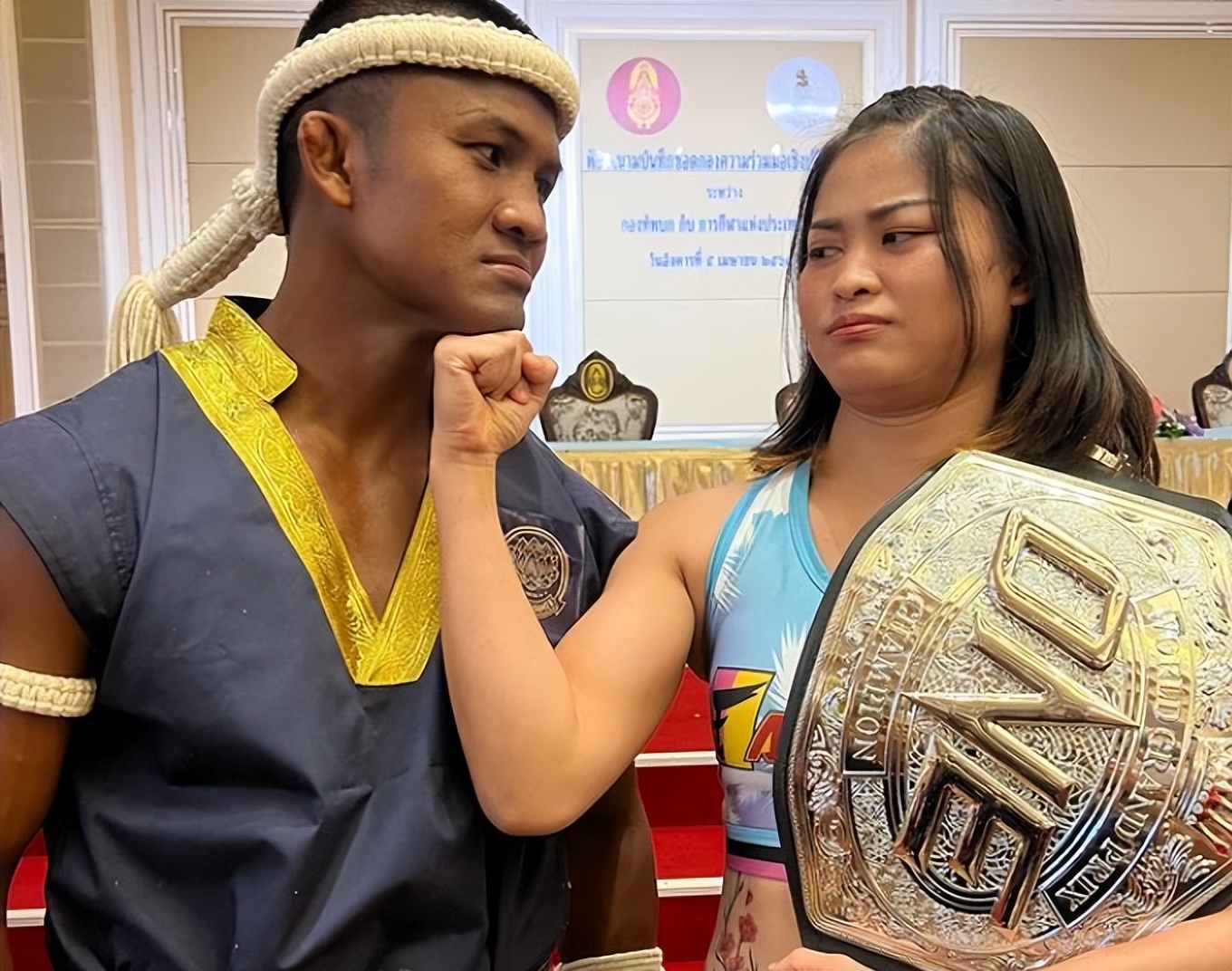 斯坦普与播求同框,已成为泰国女子体育代表性人物__凤凰网