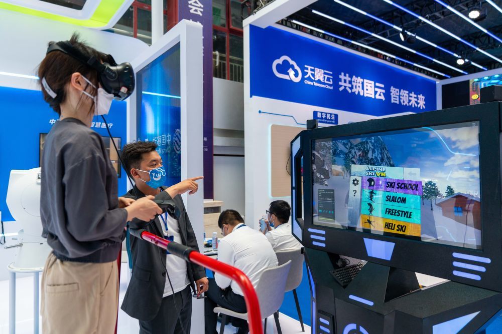 参观者在会场体验VR游戏。新华社记者周荻潇 摄
