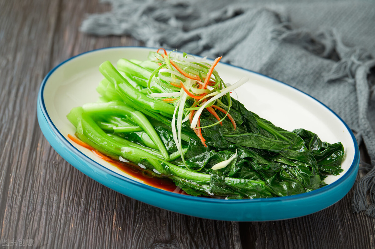 白灼菜心一到冬天,家家户户都少不了大白菜,往往会忽略了一些绿叶菜和