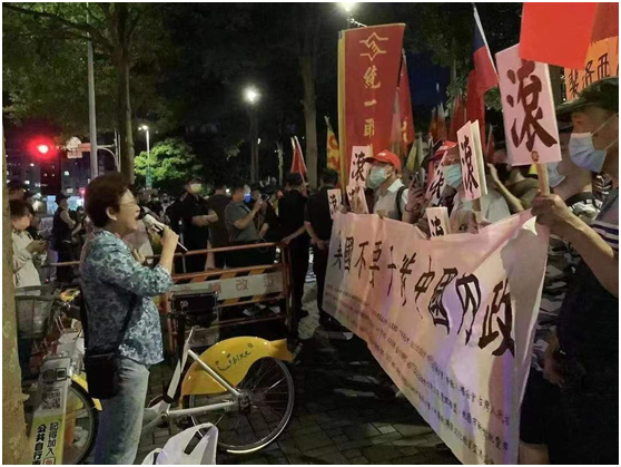 2日晚，纪欣（左）在君悦酒店对面发表演讲，反对佩洛西窜访台湾。受访者供图