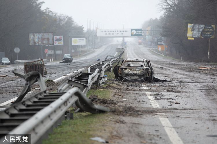 当地时间4月2日，乌克兰基辅近郊布查镇，遭到袭击后的高速公路上一片狼藉。（图源：人民视觉）_副本.jpg