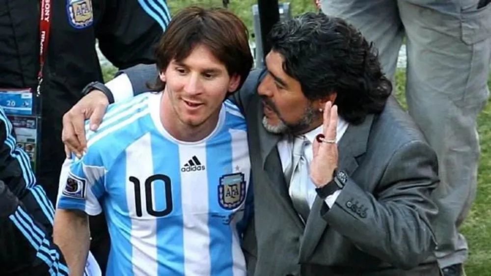 马拉多纳曾经以阿根廷队主教练的身份指导梅西踢球